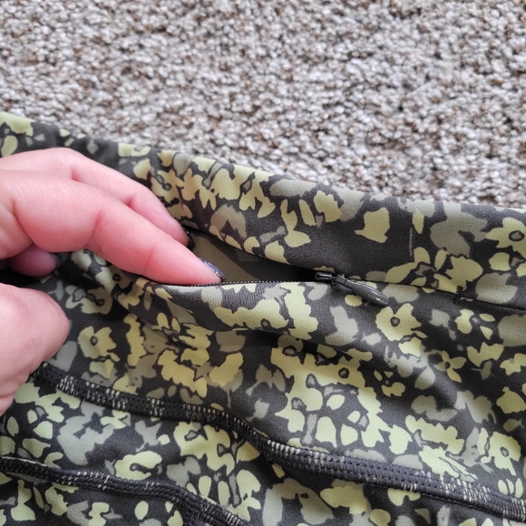 Like New Sweaty Betty Power 7/8 legging size M green floral pattern - Picture 3 of 5